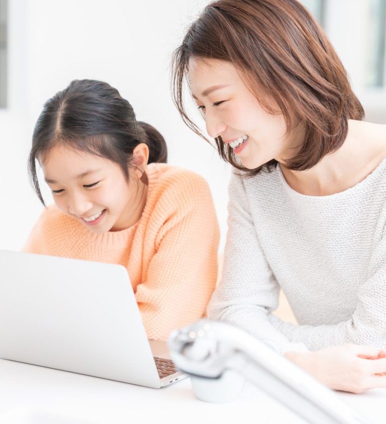 Asian,Parent,And,Daughter,laptop,Computer,
